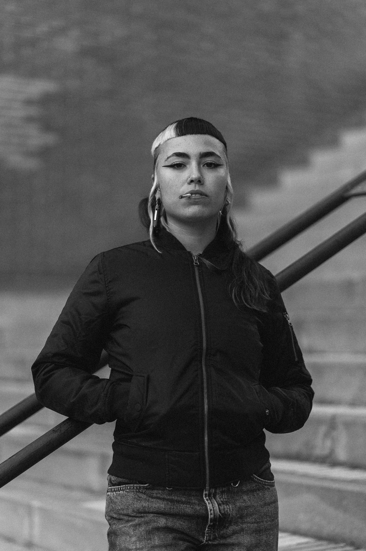 BOMBER DE INVIERNO BORDADA DE PERRAS CALLEJERAS