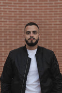 BOMBER NEGRA BORDADO DE PERROS CALLEJEROS