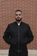 BOMBER NEGRA BORDADO DE PERROS CALLEJEROS