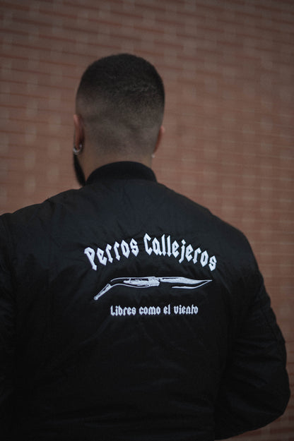 BOMBER NEGRA BORDADO DE PERROS CALLEJEROS