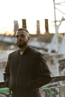 BOMBER NEGRA BORDADO DE PERROS CALLEJEROS