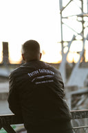 BOMBER NEGRA BORDADO DE PERROS CALLEJEROS