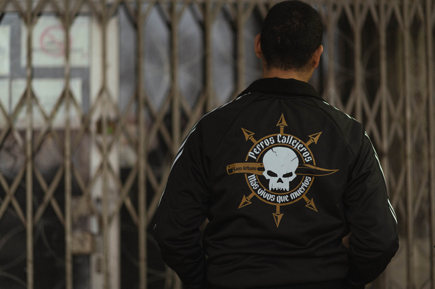 TRACKTOP KAOS URBANO X PERROS CALLEJEROS