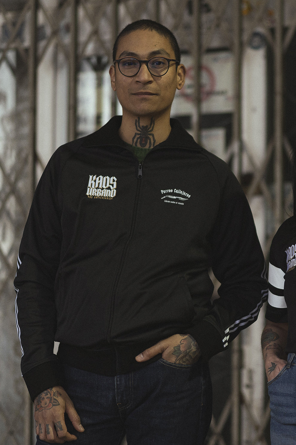 TRACKTOP KAOS URBANO X PERROS CALLEJEROS