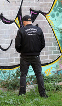 BOMBER NEGRA BORDADO DE PERROS CALLEJEROS